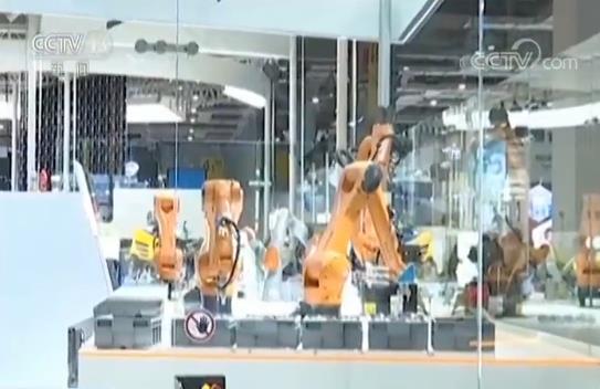 智能驅動未來 高端裝備展區機器人驚艷亮相，互聯網技術服務賦能產業升級